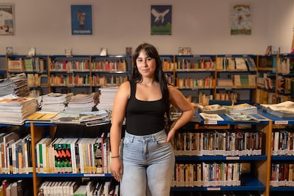 Laura Sánchez en la biblioteca de Almeida de Sayago, donde completa sus prácticas universitarias de verano.