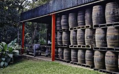 Las barricas de ron descansan en el almacén de la Hacienda Santa Teresa.