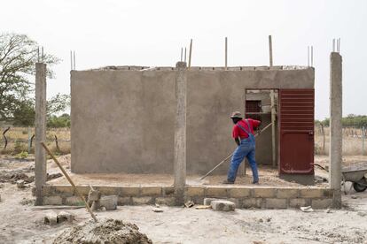 Moussa Balde, albañil, ejecuta por encargo de ANIDA la construcción de una pequeña vivienda en la finca de Oumar Sow, en Sibéré Kande (Kolda). Muchos beneficiarios del proyecto, como en este caso, pretenden ampliar a posteriori estas viviendas para que puedan tener dos, tres y hasta cuatro habitaciones más. “Mi idea es instalarme aquí, si no sería como una invitación a los ladrones para que vinieran a robarme. Tengo que cuidar mi propiedad y estar cerca” dice un ilusionado Sow. “No aspiro a que me den todo, yo también tengo que poner de mi parte”, concluye.