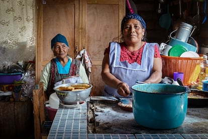 Mujeres cocinando con hongos.