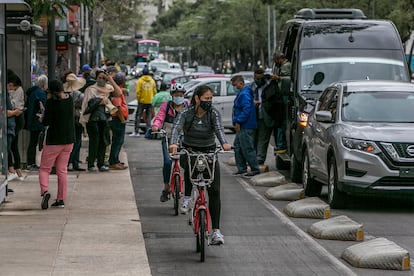 Gente anda en bicicleta en la colonia Centro Histórico de la Ciudad de México.