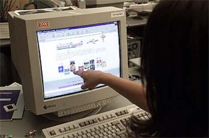 Una mujer señala la pantalla de un ordenador