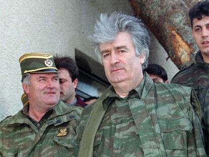 Radovan Karadzic, líder político de los serbios de Bosnia, junto a Ratko Mladic, el jefe de su Ejército, en abril de 1995 en el monte Vlasic.