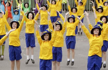 Decenas de chicas vestidas con los colores de la selecci&oacute;n ucraniana bailan en la ceremonia de apertura de la zona de aficionados en Kharkiv, al este de Kiev.