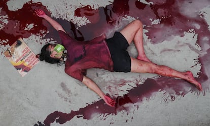 Un activista permanece en el suelo cubierta con sangre ficticia, durante una protesta contra la destrucción del medio ambiente en Yakarta (Indonesia).