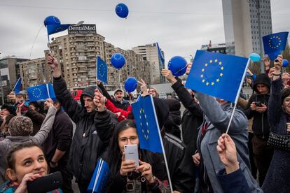 Ciudadanos rumanos se manifiestan portando banderas de la Unión Europea, en marzo en Bucarest.