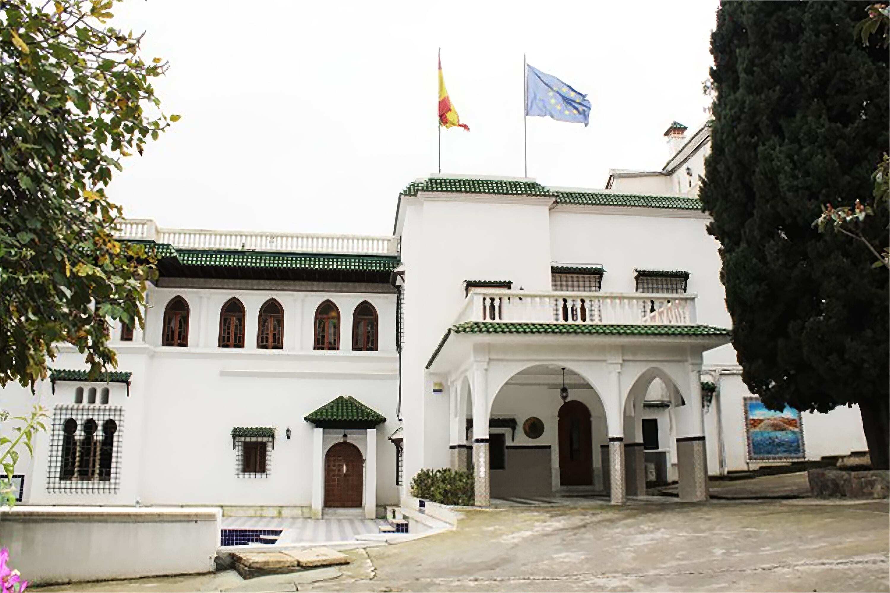 Dos policías evitan la cárcel al aceptar que acosaron a una compañera en la Embajada de Argel