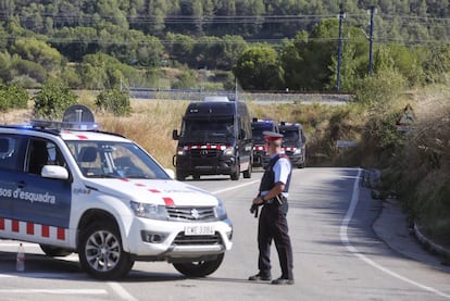 Efectivos de los Mossos d'Esquadra en Subirats.