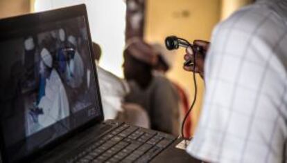 Algunos jóvenes graban los encuentros de pastores y los transmiten por Skype.