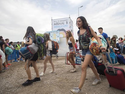 Los asistentes ocupan las zonas de acampada previstar para el Arenal Sound.