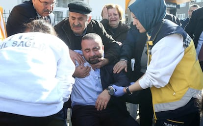 Familiares de los víctimas del atentado del miércoles esperan noticias en el exterior de una morgue de Ankara