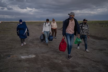 Un grupo de migrantes cruzan la frontera entre Chile y Bolivia.
