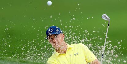 Spieth, sale de un búnker en la jornada de práctica del US PGA.
