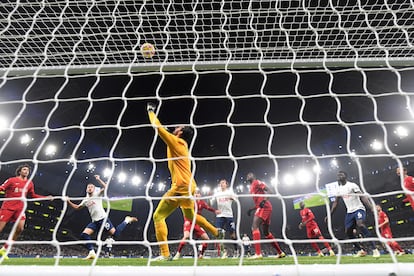 El portero del Liverpool para el balón en el partido contra el Tottenham de la Premier League.