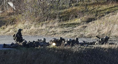 Un grupo de soldados se mantiene cuerpo a tierra durante los ensayos militares de la OTAN en Trondheim (Noruega).