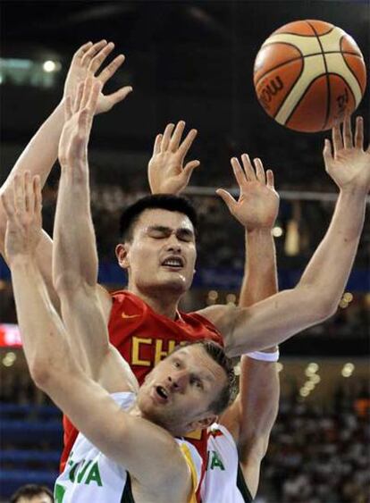 Yao Ming, durante el partido de ayer, defendido por dos lituanos.