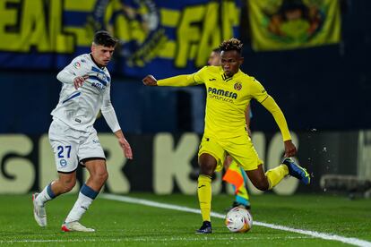 Pervis Estupiñán, defendido por Javi López durante el Villarreal-Alavés.