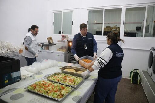 Gorka, de la Fundación Conciénciate, en la cocina.