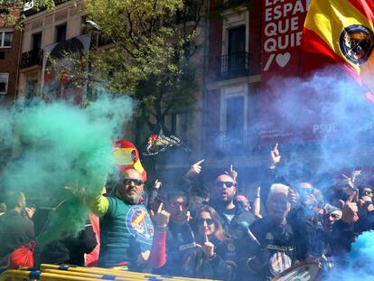 Concentracion de policías y guardias civiles convocada por JUSAPOL por la equiparacion salarial frente a la sede del PSOE, en Madrid.
 