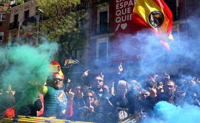 Concentracion de policías y guardias civiles convocada por JUSAPOL por la equiparacion salarial frente a la sede del PSOE, en Madrid.