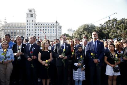 El rey Felipe VI (tercero por la izquierda), junto a los presidentes del Gobierno, Mariano Rajoy (c); de la Generalitat, Carles Puigdemont (izquierda), en la plaza de Cataluña después de la manifestación.