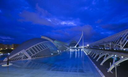 Panorámica del la Ciudad de las Artes y las Ciencias, el complejo arquitectónico, cultural y de entretenimiento de la ciudad de Valencia, diseñado por Santiago Calatrava. Además de por toda España, las obras del arquitecto valenciano pueden encontrarse en ciudades de todo el mundo como Malmö (Suecia) donde se encuentra el edificio Turning Torso, Buenos Aires, que cuenta con el Puente de la Mujer, o Nueva York, donde ha sido el encargado de diseñar la nueva estación de tren del World Trade Center.