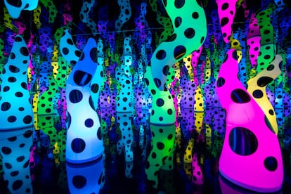 Yayoi Kusama, “Love is Calling” (2013). Madera, metal, espejos, loza, panel acrílico, caucho, sopladores, iluminación, parlantes y sonido, 443 × 865 × 608 cm. Instituto de Arte Contemporáneo/Boston. Adquirida gracias a la generosidad de Barbara Lee/The Barbara Lee Collection of Art by Women, Fotene Demoulas y Tom Coté, Hilary y Geoffrey Grove, Vivien y Alan Hassenfeld, Jodi y Hal Hess, Barbara H. Lloyd y un donante anónimo. Foto: Ernie Galán. © YAYOI KUSAMA. Cortesía de David Zwirner y Ota Fine Arts.