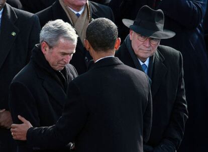 El presidente Obama saluda a su antecesor en el cargo, George Bush, y su vicepresidente, Cheney, tras la toma de posesión, el 20 de enero.