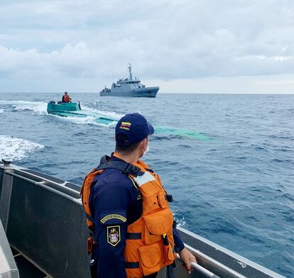 Un oficial de la marina colombiana pilotea un vehículo semi sumergible cargado con dos toneladas de cocaína que fue capturado en Tumaco (Colombia), en octubre de 2020.