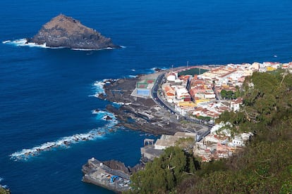 Aspecto actual de Garachico, con las coladas de 1706 que destrozaron el puerto (abajo) y formando piscinas naturales en el litoral.