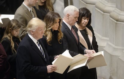 Donald Trump, Melania Trump, el vicepresidente de EE UU, Mike Pence, y su esposa, Karen Pence, durante la misa tras la investidura presidencial, el 21 de enero.