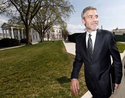 George Clooney, a las afueras de la Casa Blanca tras una reunión con Barack Obama.