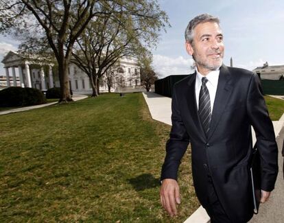 George Clooney, a las afueras de la Casa Blanca tras una reuni&oacute;n con Barack Obama.