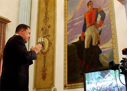 Ante un retrato de Simón Bolívar, el presidente Hugo Chávez se dirige a sus seguidores por televisión.