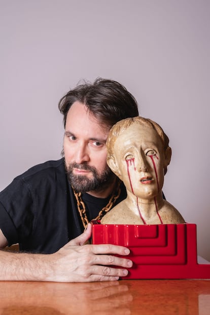 Vezzoli posa con la obra 'Yantra (Autoritratto con lacrime rosse)', 2023. Escultura veneciana de madera tallada del siglo XVI intervenida con lágrimas de pintura, en un jarrón de cerámica Yantra Y22, de Ettore Sottsass.