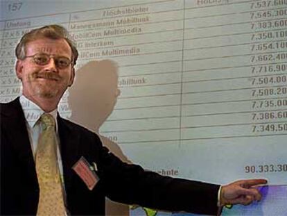 El presidente del regulador de telecomunicaciones de Alemania, durante la subasta de la licencia en agosto de 2000.