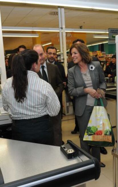 Ana Botella charla con la cajera tras hacer la compra en el nuevo mercadona de ABC Serrano.