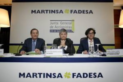 El presidente de la inmobiliaria Martinsa-Fadesa, Fernando Martín (c), acompañado del consejero delegado, Antonio Martín Criado (i) y el secretario del consejo, Ángel Varela, durante la junta General Ordinaria de Accionistas que la empresa ha celebrado hoy en A Coruña.