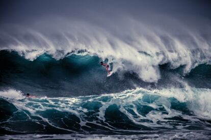 La North Shore o costa norte de Oahu, conocida como las 14 millas de oro (unos 22 kilómetros), es uno de los lugares del planeta donde hay unas olas más potentes y espectaculares para el surf. En la imagen, Aritz Aranburu en Haleiwa (Hawái).