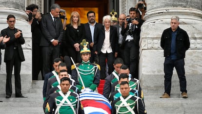 La guardia de honor lleva el ataúd de José Mujica tras las ceremonias fúnebres en el Palacio Legislativo de Montevideo, Uruguay.