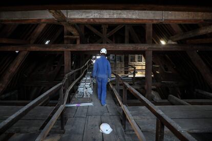 En esta foto de archivo tomada el 26 de junio de 2018, un trabajador camina por la zona de la restauración.