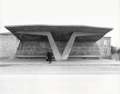 'Armavir, Yervandashat', 2002, de la serie 'Paradas de autobús en Armenia', 1996–2004, de Ursula Schulz-DornburgImagen, perteneciente al libro 'Photography- A Feminist History', de Emma Lewis, publicado por Octopus Books/Tate.