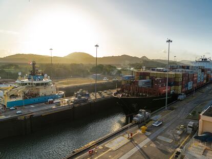 Un buque de contenedores espera a que se vacíe la esclusa en Miraflores en el canal de Panamá para poder continuar su tránsito.