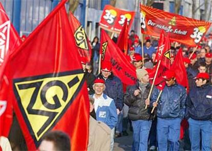 Trabajadores del sindicato IG Metall alemán, durante una manifestación en Stuttgart contra la renegociación de las pensiones.