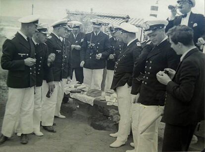 Officers under Admiral Graf Spee snack during the excursion to Puerto de la Cruz.