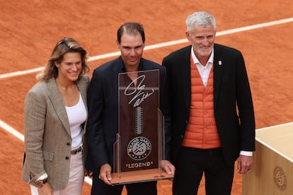 Rafael Nadal posa con el trofeo recibido de manos de Amélie Mauresmo, directora del torneo de Roland Garros, y Gilles Moretton, presidente de la FFT.