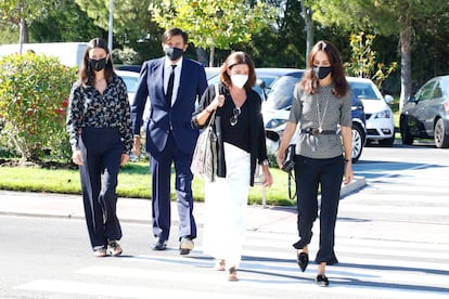 Manuel Falcó y su mujer Amparo Corsini, con sus hijas en el entierro de Jaime Carvajal.