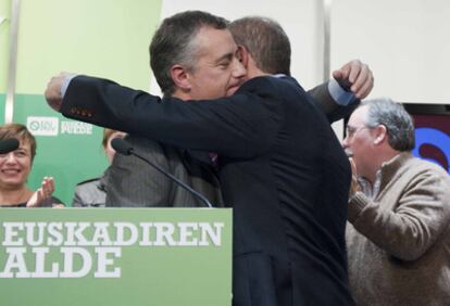 Iñigo Urkullu abraza a Josu Erkoreka en Sabin Etxea la noche electoral.