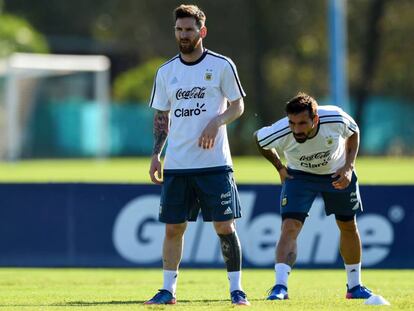 Ezequiel Lavezzi y Messi, sancionado por la FIFA, durante el entrenamiento.