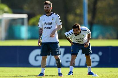 Ezequiel Lavezzi y Messi, sancionado por la FIFA, durante el entrenamiento.